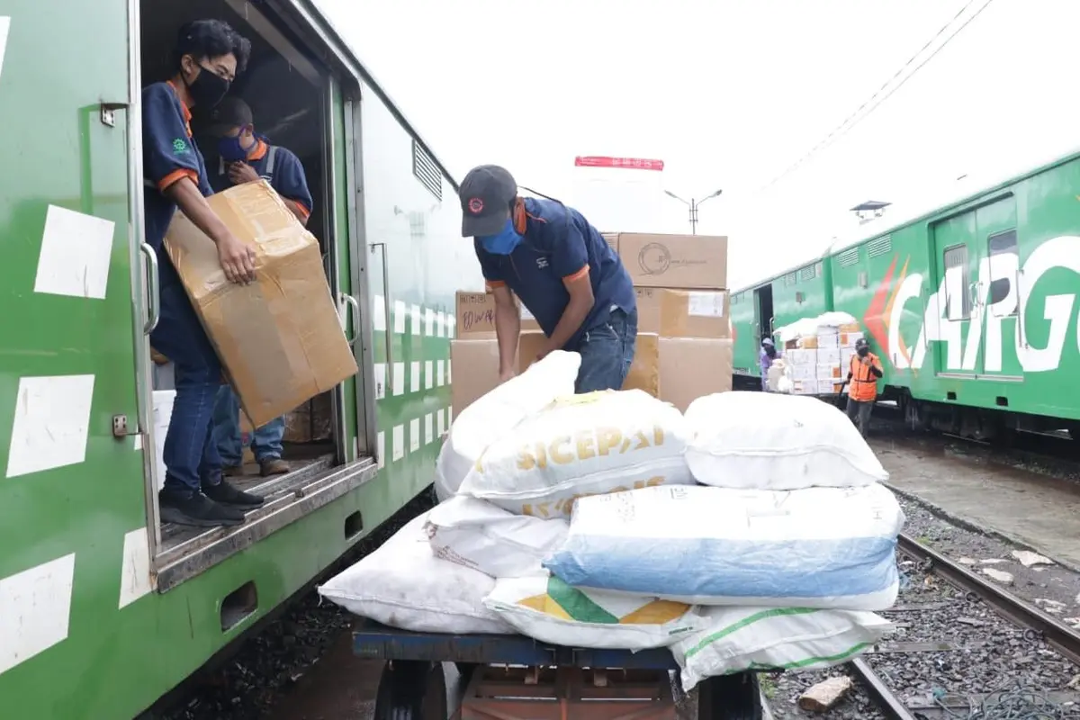 Petugas Rail Express tengah melakukan bongkar muat barang yang hendak dikirim. (sumber foto : Humas PTKA Daop 2 Bandung)