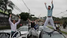 Ratusan pengemudi Uber saat unjuk rasa di Sao Paulo, Brasil (30/10). Mereka memprotes adanya aturan baru yang dibuat pemerintahannya dan dapat mengubah status mereka sama seperti taksi konvensional. (AP Photo / Andre Penner)