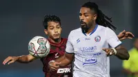 Dari jalannya laga, dua tim memperagakan tempo lumayan cepat sejak menit awal. Sepertinya mereka bernafsu membidik gol cepat. Sebenarnya, kedua tim punya striker andalan. Namun sampai babak pertama Carlos Fortes dari Arema tak punya peluang emas. (Bola.com/Bagaskara Lazuardi)