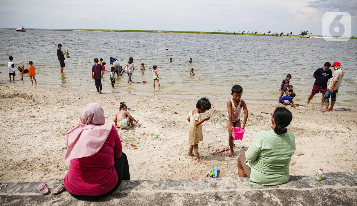 Wisatawan menikmati Pantai Ancol, Jakarta, Sabtu (25/12/2021). Libur Natal dimanfaatkan masyarakat berwisata ke Pantai Ancol, Kawasan Pantai Ancol merupakan salah satu objek wisata yang kerap menjadi tujuan wisatawan saat mengisi waktu liburan. (Liputan6.com/Faizal Fanani)