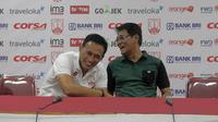 Widyantoro (pelatih Persis) dan Freddy Mulli (pelatih PSS) jelang pertemuan kedua tim, Sabtu (23/9/2017). (Bola.com/Ronald Seger)