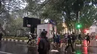 Unjuk rasa di Gedung DPR/MPR RI, Jakarta Pusat ricuh pada Senin (25/8/2025) malam. (Liputan6.com/Ady Anugrahadi)