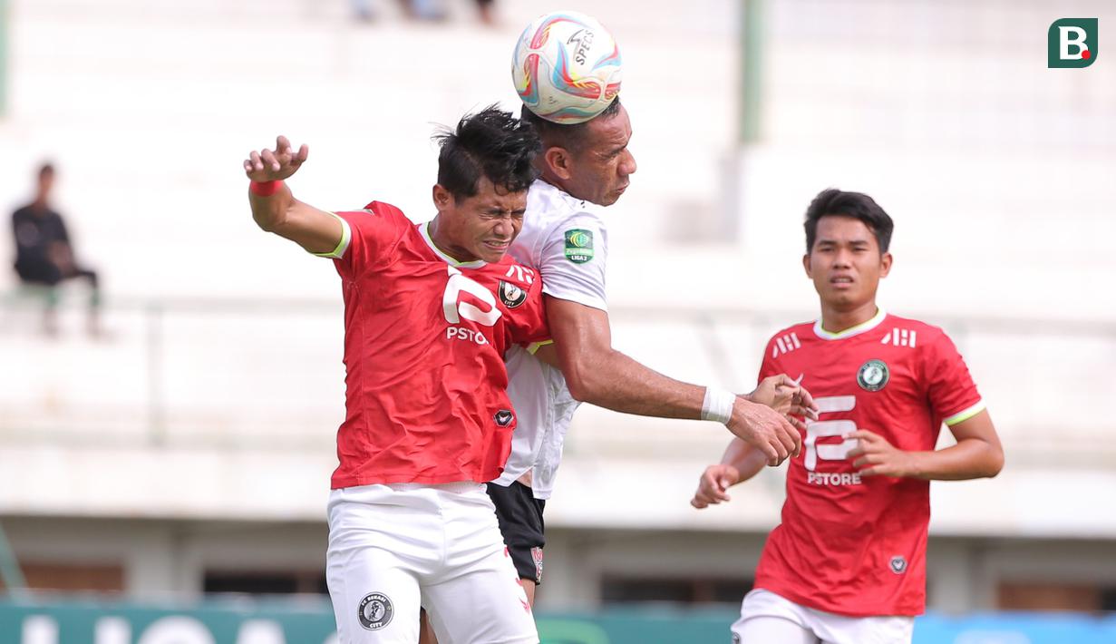 <p>Pemain Malut United, Jose Wilkson (tengah) berduel udara dengan pemain FC Bekasi City, Obet Choiri pada laga ketiga Grup Y babak 12 besar Pegadaian Liga 2 2023/2024 di Stadion Singaperbangsa, Karawang, Kamis (18/1/2024). (Bola.com/M Iqbal Ichsan)</p>