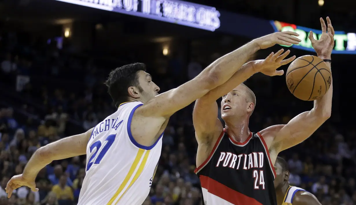 Pemain Golden State Warriors, Zaza Pachulia (kiri) menghadang tembakan pemain Portland Trail Blazers, Mason Plumlee #24 pada laga preseason NBA basketball game, Oakland, California, Sabtu (22/10/2016) WIB. Warriors 107-96. (AP/Ben Margot)