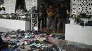 Sepatu dan sandal ditinggalkan di luar saat orang-orang melaksanakan salat Jumat di sebuah masjid, selama bulan suci Ramadan di Jakarta, Jumat 20 Februari 2026. Ribuan umat muslim di Indonesia melaksanakan ibadah salat Jumat pertama pada Ramadan 1447 Hijriah. (AP Photo/Dita Alangkara)