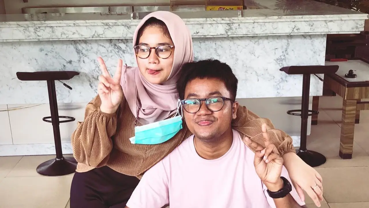 Jarang Tersorot, Ini 6 Potret Kebersamaan Yudha Keling dan Kekasihnya