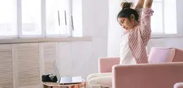 Duduk terlalu lama merusak kesehatan pinggang. [Dok/Pexels.com/Ivan S].