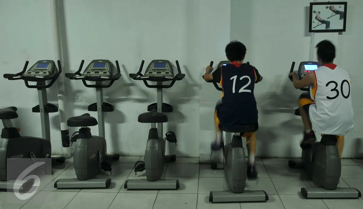 Siswa menggunakan peralatan fitnes di SMA Negeri 2 Tamansari, Jakarta, Kamis (14/4). Untuk meningkatkan mutu sekolah negeri, pemerintah diharapkan melengkapinya dengan beragam fasilitas keterampilan, kesenian dan kesehatan. (Liputan6.com/Gempur M Surya)