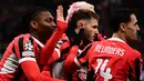 Pemain AC Milan merayakan gol yang dicetak oleh Santiago Gimenez (tengah) dalam laga leg 2 play off Liga Champions 2024/2025 di San Siro, Milan, Italia, Rabu (19/02/2025) dini hari WIB. (AFP/Piero Cruciatti)
