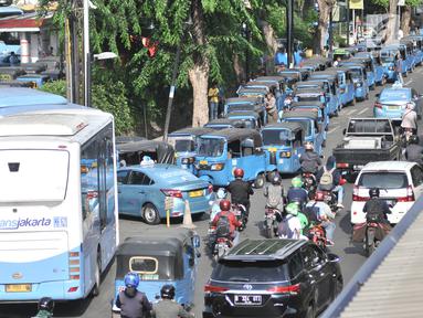 Bajaj, taksi, dan bus Transjakarta antre mengisi BBG di SPBG Pemuda, Jakarta, Kamis (15/11). Minimnya keberadaan SPBG menyebabkan antrean panjang kendaraan yang akan mengisi BBG hingga ke pinggir jalan menimbulkan kemacetan. (Merdeka.com/Iqbal S. Nugroho)