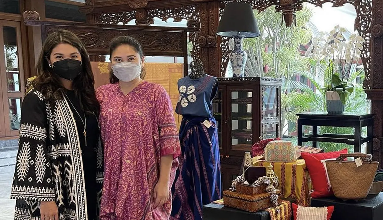 Franka Franklin (kiri) istri Menteri Pendidikan dan Kebudayaan Riset dan teknologi Indonesia yang juga salah satu founder perhiasan Tulola. Ia kerap tampil stylish, misalnya seperti mengenakan long outer hitam dengan detail bordir, dipadu dengan flatshoes hitamnya. @frankamakarin