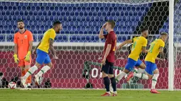 Pemain Brasil Matheus Cunha melakukan selebrasi usai mencetak gol ke gawang Spanyol pada pertandingan final sepak bola putra Olimpiade Tokyo 2020 di Yokohama, Jepang, Sabtu (7/8/2021). Brasil menang 2-1. (AP Photo/Fernando Vergara)
