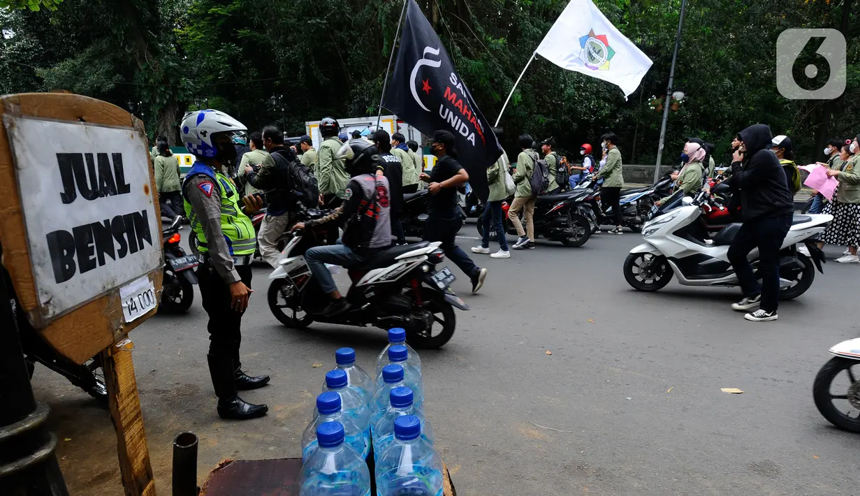Polisi sedang memantau aksi demo mahasiswa Universitas Djuanda disekitar Istana Bogor. Mahasiswa Universitas Djuanda melakukan aksi tolak kenaikan harga bahan bakar minyak (BBM) dengan mendorong motornya sekitar 3 km dari Tugu Kujang hingga pintu 3 Istana Bogor, Kota Bogor, Jawa Barat, Rabu (7/9/20222). (Merdeka.com/Arie Basuki)
