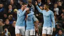 Para pemain Manchester City merayakan gol yang dicetak Raheem Sterling ke gawang Bournemouth pada laga Premier League di Stadion Etihad, Manchester, Sabtu (1/12). City menang 3-1 atas Bournemouth. (AFP/Oli Scarff)