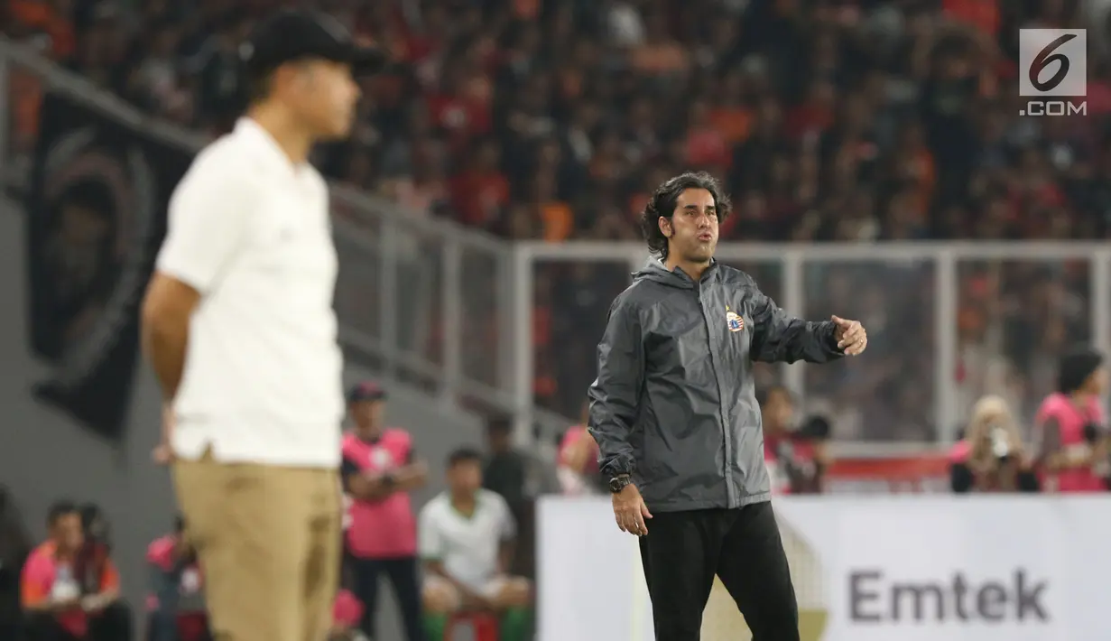 Pelatih Persija, Stefano Cugurra (kanan) saat laga melawan Arema FC pada babak pertama lanjutan Liga 1 Indonesia 2018 di Stadion GBK, Jakarta, Sabtu (31/3). (Liputan6.com/Helmi Fithriansyah)