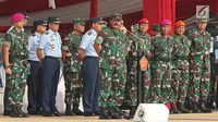 Panglima TNI Marsekal Hadi Tjahjanto (tengah) memberi pengarahan saat apel kesiapan pasukan pengamanan pelantikan presiden dan wakil presiden terpilih 2019-2024 di Lanud Halim Perdanakusuma, Jakarta, Senin (30/9/2019). Apel diikuti TNI AD, TNI AL, dan TNI AU. (Liputan6.com/Herman Zakharia)