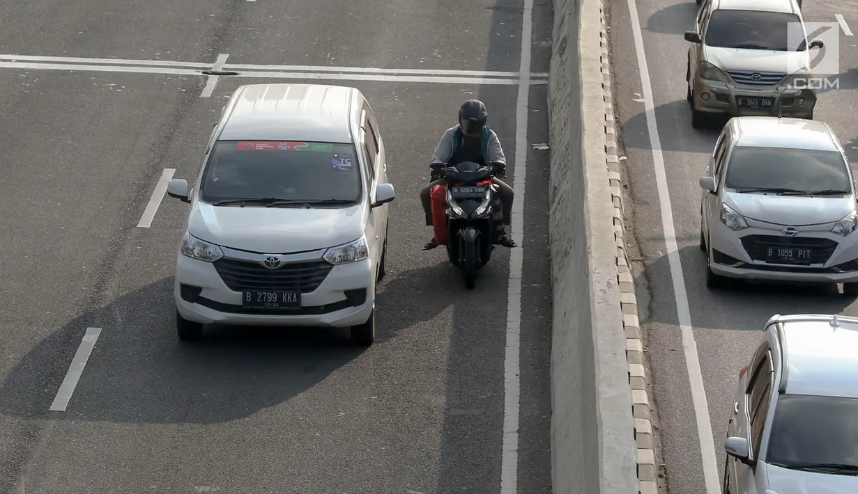 Pengendara sepeda motor melintasi Jalan Layang Non-Tol (JLNT) Kampung Melayu-Tanah Abang, Jakarta, Kamis (30/8). Meski berulang kali ditertibkan, sejumlah pemotor tetap nekat melintasi jalur khusus mobil tersebut. (Liputan6.com/Immanuel Antonius)