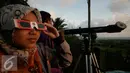 Seorang mahasiswa mengamati gerhana matahari cincin di Parang Tritis, Yogyakarta, Kamis (1/9). Selain mengamati gerhana matahari mereka juga hendak melakukan pengamatan ruhiyat hilal untuk penetapan 1 Dzulhijah.(Liputan6.com/Boy Harjanto)