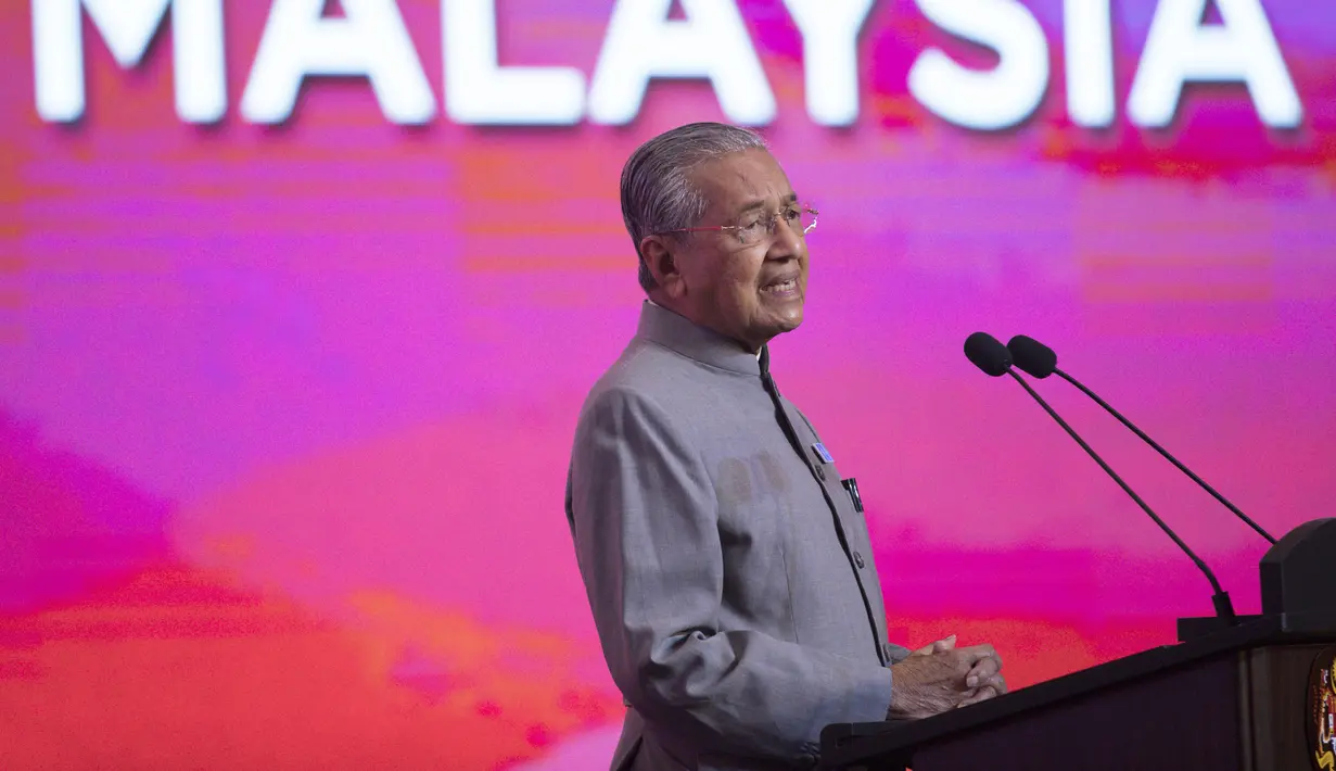 Perdana Menteri Malaysia Mahathir Mohamad berbicara dalam konferensi pers di Putrajaya, Malaysia, (9//5/2019). Seperti dilansir aljazeera.com, mundurnya Mahathir sebagai PM Malaysia akan membuka jalan bagi kemungkinan pembentukan pemerintahan baru. (AP Photo/Vincent Thian)