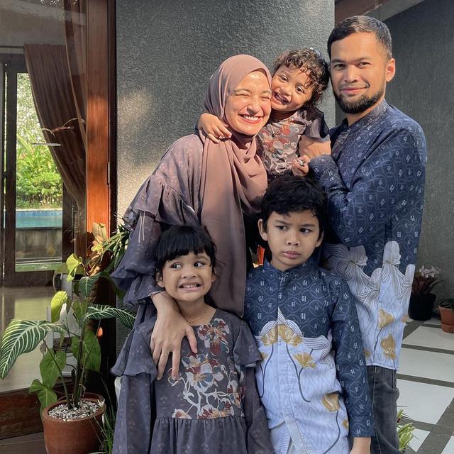 Keluarga Shireen Sungkar - Teuku Wisnu. (Instagram/ shireensungkar - https://www.instagram.com/p/COy5jW3MLHS/)