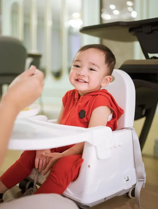 Gemas, Cipung terlihat mengenakan sleeveless jumpsuit merah. Foto: Instagram.