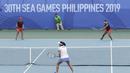 Ganda Indonesia, Priska Nugroho / Rifanty Kahfiani, saat melawan Peangtarin Plipuech / Tamarine Tanasugarn pada SEA Games 2019 di Kompleks Rizal Memorial, Kamis (5/12). Ganda Indonesia kalah 4-6, 7-6 dan 5-10. (Bola.com/M Iqbal Ichsan)