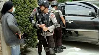Anggota Brimob Polda Riau di lokasi penggrebekan rumah terduga teroris beberapa waktu lalu. (Liputan6.com/M Syukur)