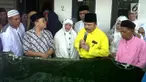 Ratusan orang ikut menyalatkan presenter kondang acara kesehatan di salah satu stasiun televisi swasta itu usai salat Jumat.