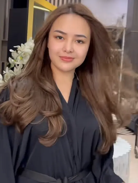 Bahkan ia pernah terlihat memiliki rambut cokelat begitu panjang tanpa poninya. @amandamanopo