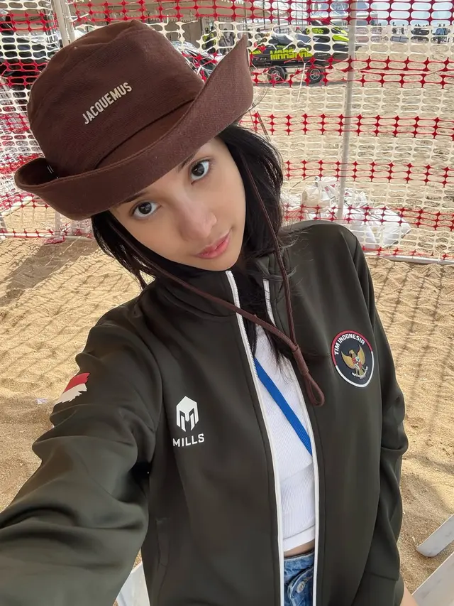 Anya Geraldine Hadir di Acara Sea Games Thailand 2025 pakai jaket Timnas. [@anyageraldine]