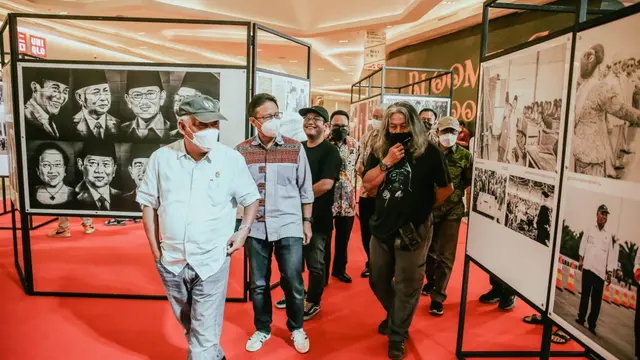 Menteri Pekerjaan Umum dan Perumahan Rakyat (PUPR) Basuki Hadimuljono bersama Menteri Kesehatan Budi Gunadi Sadikin saat menghadiri Pameran Fotografi Jurnalistik dan peluncuran buku fotografi bertajuk "7 Citizen No.1" di Jakarta.
