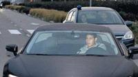 Pemain Real Madrid, James Rodriguez, dikabarkan dikejar oleh Polisi Madrid lantaran memacu kendaraannya melebihi batas normal. (Daily Mail)