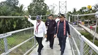 Menteri PUPR meresmikan  Jembatan Gantung Sungai Ensilat di Kabupaten Kapuas Hulu, Kalimantan Barat (dok: PUPR)