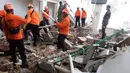 Tim penyelamat mencari korban di reruntuhan setelah gempa berkekuatan magnitudo 7,7 mengguncang Pulau Flores di  Pelabuhan Laurensius Say di Maumere, Sikka, Nusa Tenggara Timur, Sabtu, 15 Agustus 2026. (AFP/ Arnold Welianto)