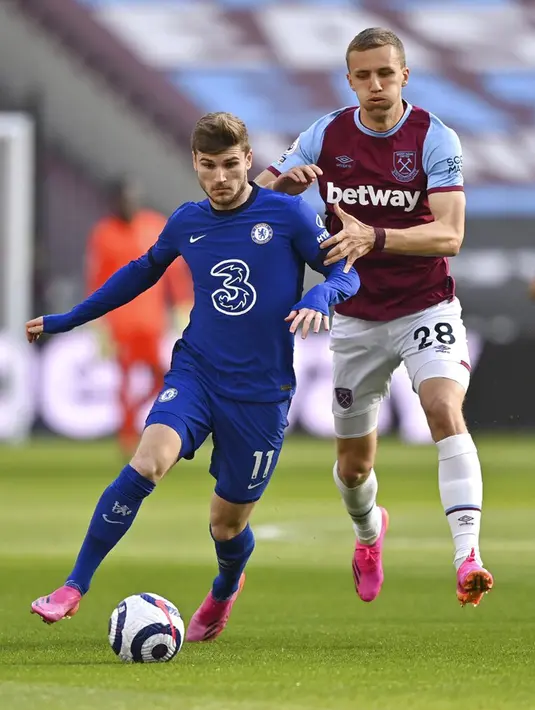 Pemain Chelsea Timo Werner (kiri) berebut bola dengan pemain West Ham United Tomas Soucek pada pertandingan Liga Inggris di London Stadium, London, Inggris, Sabtu (24/4/2021). Chelsea menang 1-0. (Justin Setterfield/Pool via AP)