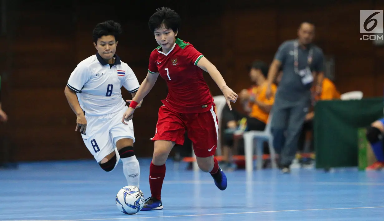 Pemain timnas futsal putri Indonesia Anggi Puspita Sari menggiring bola saat berlaga melawan Thailand di SEA Games 2017 di Selangor, Malaysia, Jumat (25/8). Timnas futsal putri Indonesia bermain imbang dengan skor 2-2. (Liputan6.com/Faizal Fanani)