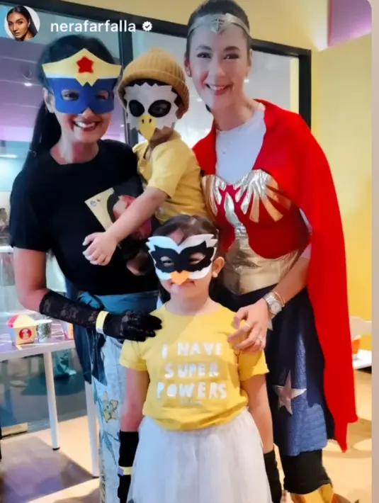 Gayanya semakin totalitas dengan sepatu boots keemasan dengan bawahan hitamnya. Dan celana legging hitam. [@nerafarfalla]