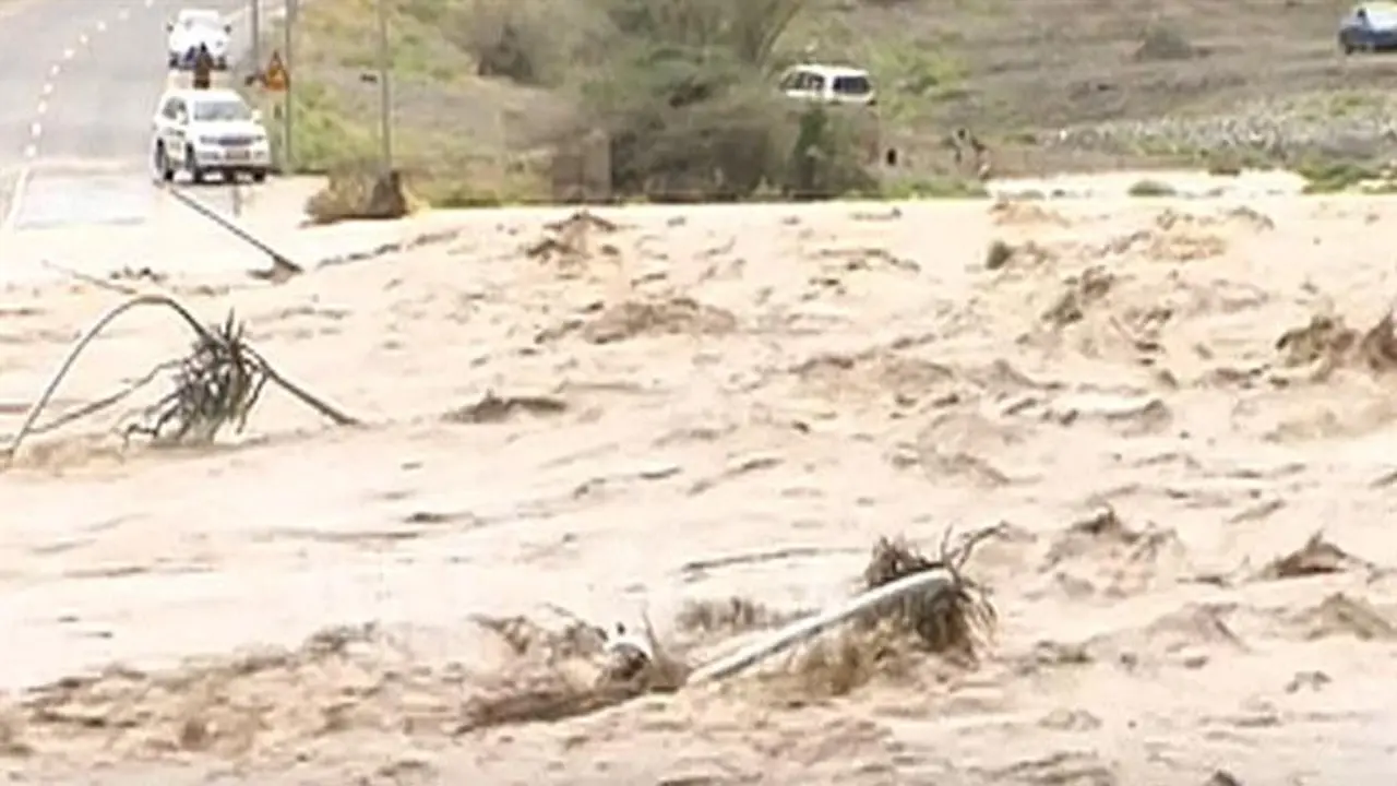 Tangkapan layar dari video menunjukkan banjir melanda Oman bagian utara. (AFP)
