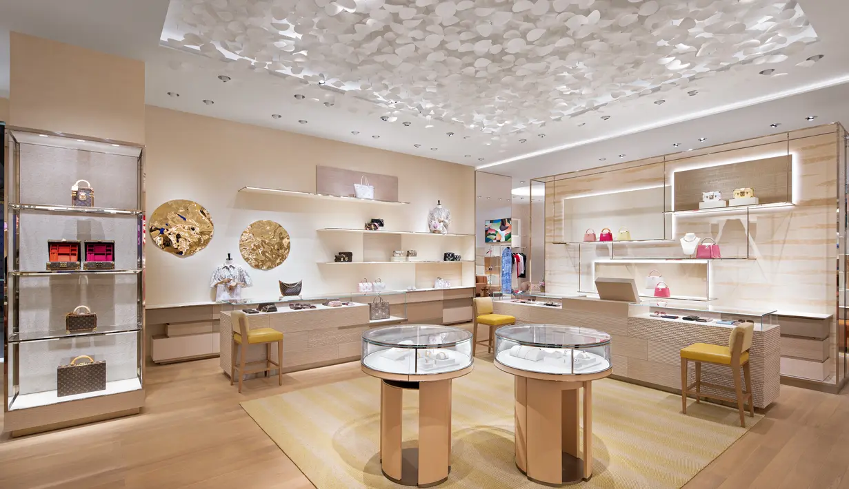 Para pelanggan setia dapat menikmati retail space yang super nyaman, luas dan beragam. Dari mulai women's ready to wear, leather goods, shoes, accecories dan fragances. Kesemunya ditata sedemikan rupa dengan alur yang terasa pas. [Foto: dok Louis Vuitton Indonesia]
