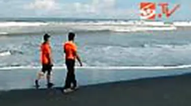 Seorang warga hilang akibat terseret arus deras gelombang yang tingginya mencapai lima meter di pantai Pasut, Tabanan, Bali. 