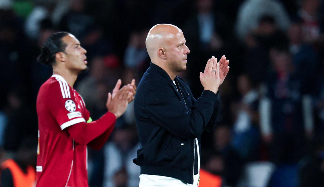 Pelatih Liverpool, Arne Slot, bersama Virgil van Dijk memberikan aplaus setelah laga melawan PSG pada leg pertama perempat final Liga Champions di Parc des Princes, Paris hari Kamis (09/04/2026) dini hari WIB. (AFP/Anne-Christine Poujoulat)