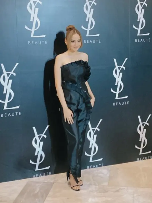 Gaya Syifa Hadju semakin elegan dipadukan heels strap warna hitam. Rambut blondenya ditata ikat belakang model bun dengan poni panjang belah duanya. [Instagram/mrgerryadam]