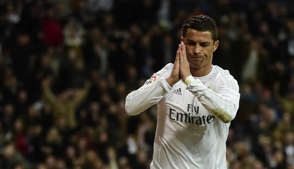 Bintang Real Madrid, Cristiano Ronaldo, merayakan gol yang dicetaknya ke gawang Sevilla pada laga La Liga Spanyol di Stadion Santiago Bernabeu, Madrid, Minggu (20/3/2016). Madrid menang 4-0 atas Sevilla. (AFP/Pierre-Philippe Marcou)