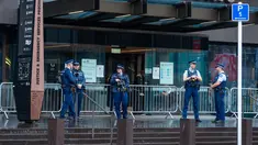 Polisi berjaga di luar pengadilan di Christchurch, Selandia Baru, 24 Agustus 2020. Pengadilan Tinggi di Christchurch memulai sidang putusan terhadap pelaku penembakan di masjid Christchurch.(Xinhua/Zhu Qiping)