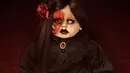 Atau boneka gothic princess Alona, dengan gaun hitam dan rambut panjang yang memiliki aksesori bunga mawar. @bonekafuriharus