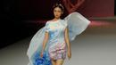 Seorang model mengikuti peragaan busana karya desainer Deng Zhaoping pada acara China Fashion Week di Beijing, China, 7 September 2022. (AP Photo/Ng Han Guan)