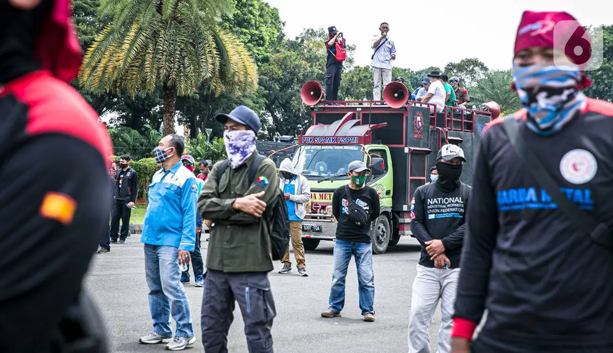 Buruh dari KSPI melakukan demonstrasi di kawasan Patung Kuda, Jakarta, Senin (12/4/2021). Buruh menutut pembayaran THR 2021 secara penuh, meminta MK membatalkan Omnibus Law, pemberlakuan UMSK, dan mendesak Kejaksaan Agung mengusut dugaan korupsi BPJS Ketenagakerjaan. (Liputan6.com/Faizal Fanani)