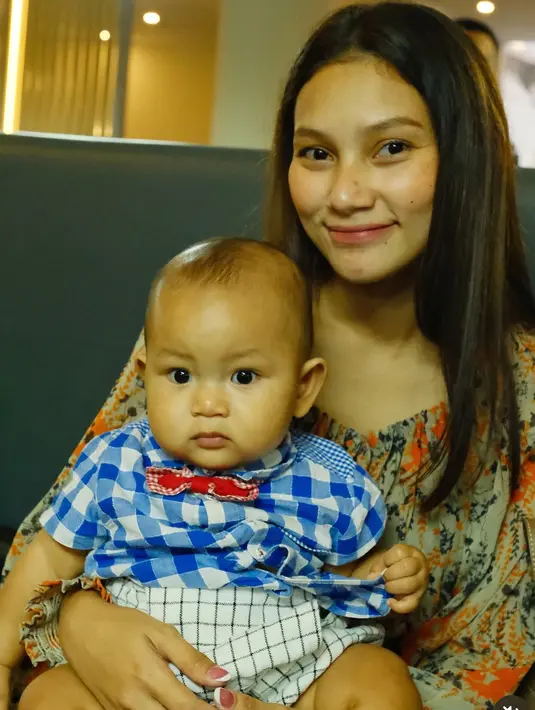 Wajahnya dipulas flawless bahkan terlihat no makeup. Hanya tanpa blush on coral tipis dan lipstik warna senada. [@indahpermatas]