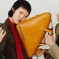 Tas Triangle Bag dari Balenciaga (Foto: Instagram/@balenciaga)