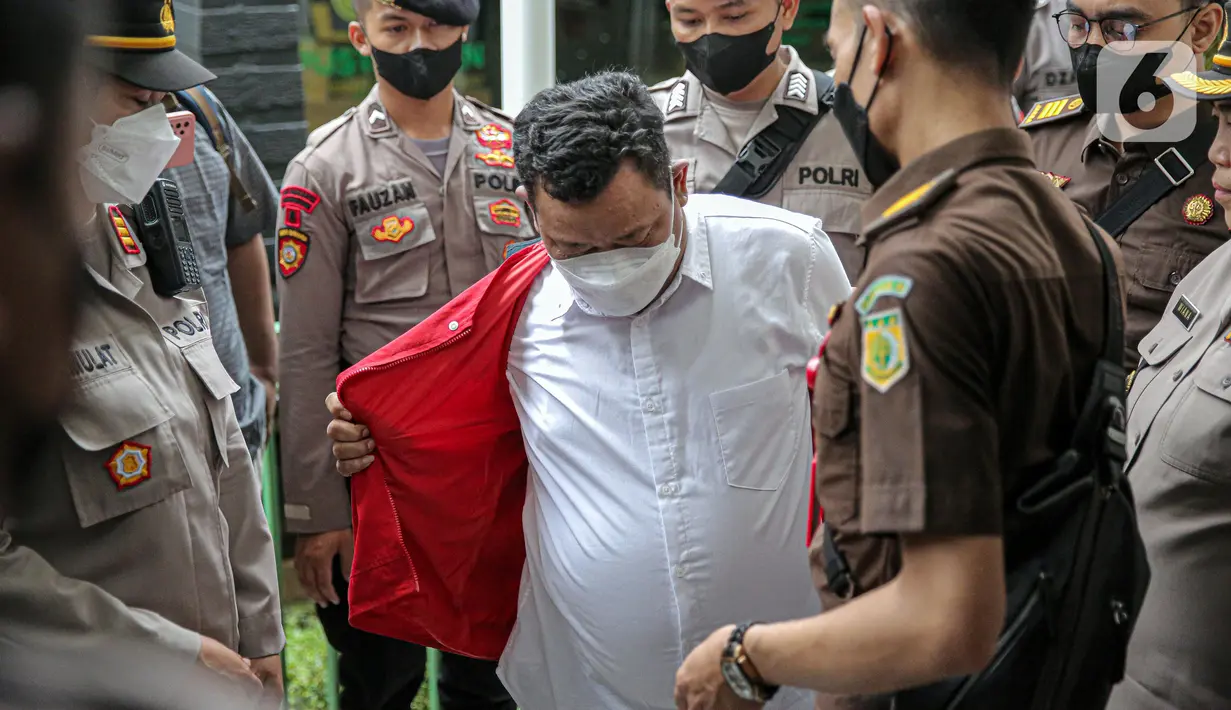 Terdakwa kasus pembunuhan Brigadir Nopriansyah Yosua Hutabarat atau Brigadir J, Kuat Ma'ruf bersiap untuk menjalani sidang lanjutan di Pengadilan Negeri Jakarta Selatan, Jakarta, Rabu (26/10/2022). Dalam sidang tersebut hakim menolak eksepsi Kuat Ma'ruf. (Liputan6.com/Faizal Fanani)